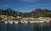 Harbor of Port des Sóller, in the background the mountains of the Serra de Tramuntana, Mallorca, Spain