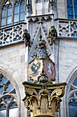 Blick auf den Löwenbrunnen vor dem Heilig-Kreuz-Münster in Schwäbisch Gmünd, Ostalbkreis, Baden-Württemberg, Deutschland, Europa