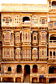 Hausfassaden mit Haveli Steinmetzarbeiten, Altstadt, Jaisalmer, Wüste Thar, Rajasthan, Indien