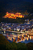 Blick über den Neckar (Fluss) und Alte Brücke hin zur Ruine Heidelberger Schloss bei Nacht, Heidelberg, Baden-Württemberg, Deutschland, Europa