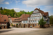 historische Fachwerkhäuser innerhalb der Zisterzienserabtei Kloster Maulbronn, Enzkreis, Baden-Württemberg, Deutschland, Europa, UNESCO Welterbe