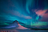 Polarlichter über dem Berg Kirkjufell auf Island, Island.