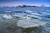 Winterliche Eiswüste auf Island, Island.