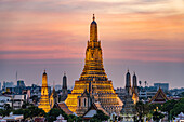 Der buddhistische Tempel Wat Arun oder Tempel der Morgenröte und der Fluss Chao-Phraya  in der Abenddämmerung, Bangkok, Thailand, Asien  
