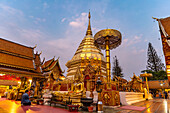 Goldener Chedi der buddhistischen Tempelanlage Wat Phra That Doi Suthep, Wahrzeichen von Chiang Mai  in der Abenddämmerung, Thailand, Asien 