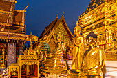 Buddha Statuen im buddhistische Tempelanlage Wat Phra That Doi Suthep, Wahrzeichen von Chiang Mai  in der Abenddämmerung, Thailand, Asien