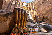 Riesige Buddha Statue im Tempel Wat Si Chum, UNESCO Welterbe Geschichtspark Sukhothai, Thailand, Asien