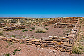 Ruinen der Behausungen der amerikanischen Ureinwohner im Petrified-Forest-Nationalpark, Arizona, USA