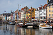 Farbenfrohe Häuser und Segelboote im Nyhavn, Kopenhagen, Dänemark