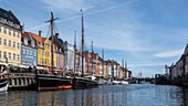 Farbenfrohe Häuser und Segelboote im Nyhavn, Kopenhagen, Dänemark