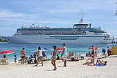 Kreuzfahrtschiff verlässt das Terminal von Nassau, vom Junkanoo Beach aus gesehen, Nassau, Insel New Providence, The Bahamas
