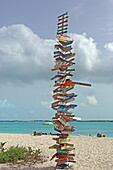 Wegweiser am Strand Chat'n Chill Beach, Stocking Island, Exumas Cays, Exuma Island, Bahamas