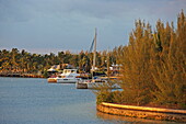 Boote im Hafen, Marina in der Brigantine Bay, Treasure Cay, Great Abaco, Abaco Islands, Bahamas