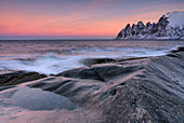 Im ersten Morgenlicht am Strand von Tungeneset auf der Insel Senja, Norwegen.