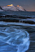 Im ersten Morgenlicht am Strand von Tungeneset auf der Insel Senja, Norwegen.
