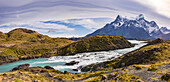Der Wasserfall Salto Grande am Paine River unterhalb des Paine Grande im Torres del Paine Nationalpark im chilenischen Patagonien, Südamerika