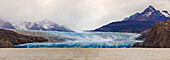 Beeindruckendes Panorama vom wolkenverhangenen und türkisblauen Gletscher Grey und den umligenden Bergen im Torres del Paine Nationalpark, Chile, Patagonien, Südamerika