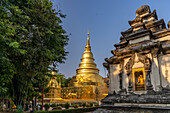 Goldener Chedi Phrathatluang der buddhistischen Tempelanlage Wat Phra Singh, Chiang Mai, Thailand, Asien  