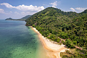 Haad Lang Khao beach auf der Insel Koh Libong aus der Luft gesehen, Thailand, Asien 