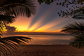 Sonnenuntergang am Haad Lang Khao beach auf der Insel Koh Libong in der Andamanensee, Thailand, Asien  