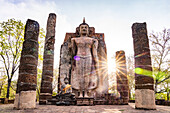 Der riesige stehende Buddha im Tempel Wat Saphan Hin, UNESCO Welterbe Geschichtspark Sukhothai, Thailand, Asien