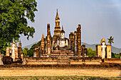 Buddha Statue im zentralen buddhistischen Tempel Wat Mahathat, UNESCO Welterbe Geschichtspark Sukhothai, Thailand, Asien