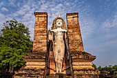 Riesiger stehender Buddha im Tempel Wat Mahathat im UNESCO Welterbe Geschichtspark Sukhothai, Thailand, Asien   