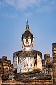 Buddha Statue im zentralen buddhistischen Tempel Wat Mahathat, UNESCO Welterbe Geschichtspark Sukhothai, Thailand, Asien  