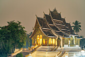 Der Buddhistische Tempel Haw Pha Bang des Königspalast Luang Prabang in der Abenddämmerung, Laos, Asien  