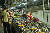 Buffet mit Street food auf dem Nachtmarkt in Luang Prabang, Laos, Asien 
