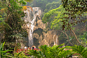 Touristen am Kuang Si Wasserfall bei Luang Prabang, Laos, Asien