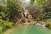 Der mehrstufige Kuang Si Wasserfall bei Luang Prabang, Laos, Asien