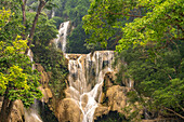 Der mehrstufige Kuang Si Wasserfall bei Luang Prabang, Laos, Asien