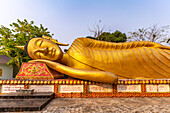 Riesiger liegender Buddha am Tempel Wat That Khao in der Hauptstadt Vientiane, Laos, Asien