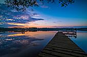 Rahmer See bei Sonnenuntergang und Spiegelung der Wolken im Wasser, Mühlenbecker Land, Brandenburg, Deutschland
