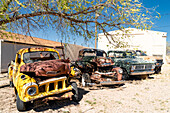 Oldtimer Autowracks auf einem Parkplatz neben einem Mechaniker Arbeitsplatz geparkt, New Mexico, USA