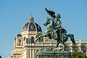 Das Reiterstandbild Erzherzog Karl auf dem Heldenplatz und Naturhistorisches Museum in Wien, Österreich, Europa