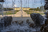 Blick durch den Neptunbrunnen auf Park und Schloss Schönbrunn, UNESCO Welterbe in Wien, Österreich, Europa 