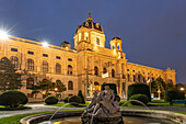 Brunnen auf dem Maria-Theresien-Platz und das Naturhistorische Museum in Wien in der Abenddämmerung, Österreich, Europa  