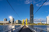 Pontonbrücke Ponte Cagrana und die Skyline der Donau City in Wien, Österreich, Europa