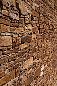 Eine Steinmauer in Hungo Pavi, einem großen Pueblo-Haus und einer archäologischen Stätte im Chaco Canyon, New Mexico, USA.