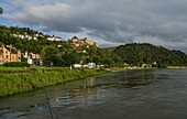 Blick über das Rheinufer zur Burg Rheinfels und zum Schlosshotel Rheinfels, St. Goar, Oberes Mittelrheintal, Rheinland-Pfalz, Deutschland
