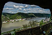 Blick durch ein Fenster von Burg Rheinfels auf St. Goarshausen und St. Goar, Oberes Mittelrheintal, Rheinland-Pfalz, Deutschland