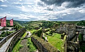 Blick über die Ruinen von Burg Rheinfels zu den Weinbergen und Tälern im vorderen Hunsrück, St. Goar, Oberes Mittelrheintal, Rheinland-Pfalz, Deutschland