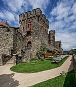 Blick vom Burggarten auf den südöstlichen Teil der Burg Reichenstein, Trechtingshausen, Oberes Mittelrheintal, Rheinland-Pfalz, Deutschland