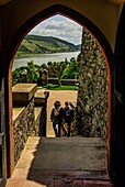 Blick durch ein Portal von Burg Reichenstein zum Burggarten und in das Rheintal bei Assmannshausen, Oberes Mittelrheintal, Rheinland-Pfalz, Deutschland