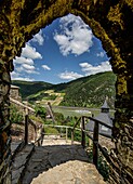 Blick durch ein Portal von Burg Reichenstein in das Rheintal bei Trechtingshausen, Oberes Mittelrheintal, Rheinland-Pfalz, Deutschland