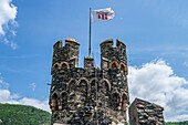 Burg Reichenstein, Rheinturm mit Flagge, Trechtingshausen, Oberes Mittelrheintal, Rheinland-Pfalz, Deutschland