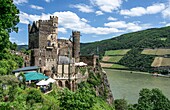 Blick auf Burg mit Cafeterrasse, Burg Rheinstein, Trechtingshausen, Oberes Mittelrheintal, Rheinland-Pfalz, Deutschland