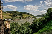 Blick von Burg Rheinstein in das Rheintal bei Assmannshausen, Oberes Mittelrheintal, Rheinland-Pfalz, Deutschland